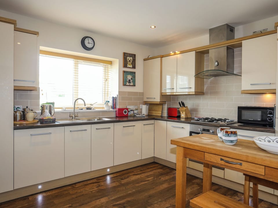 Cottage | Private kitchen | Microwave, stovetop, dishwasher, electric kettle