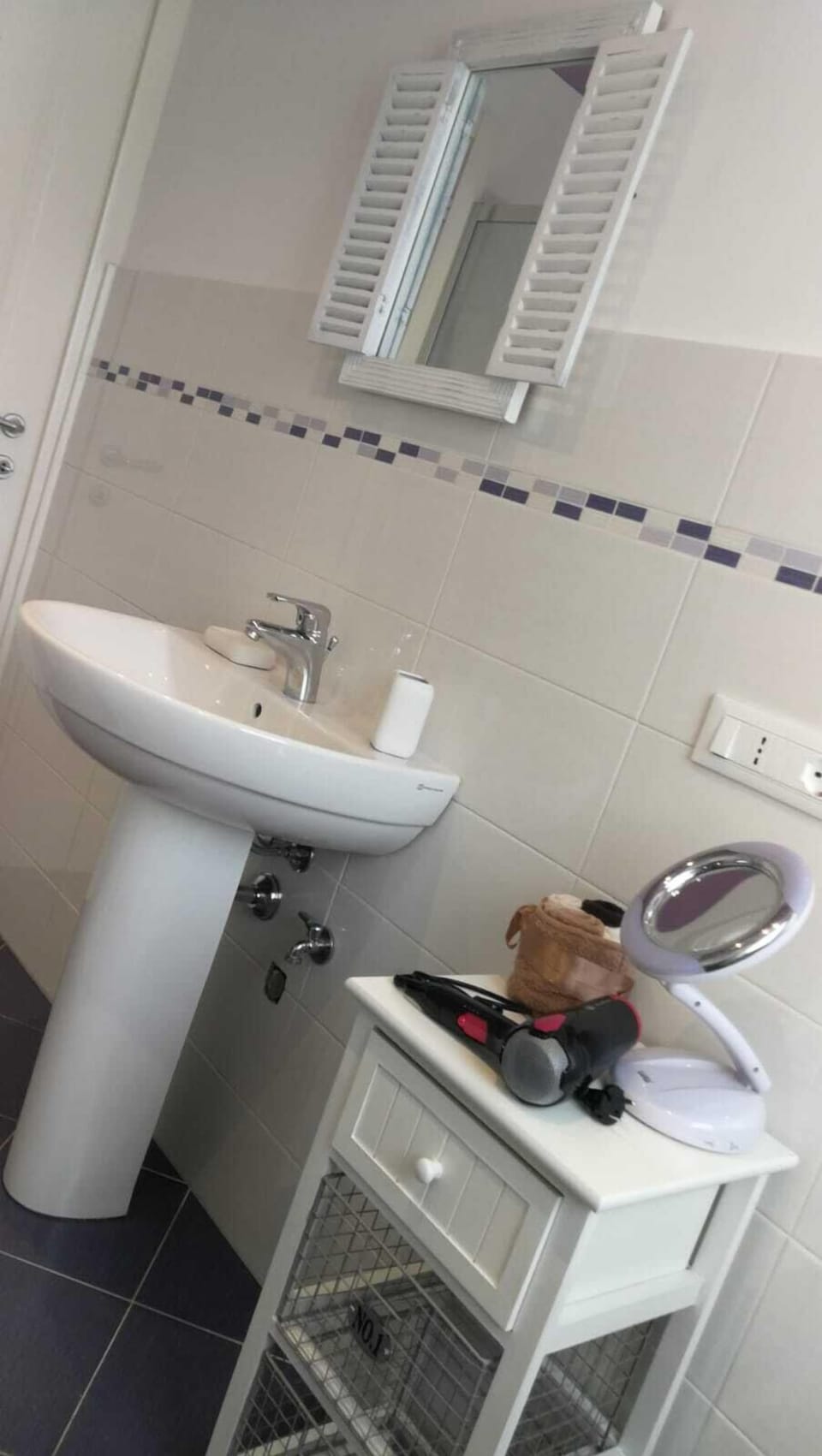 Bathroom sink