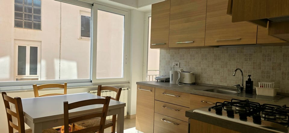 Full-size fridge, oven, stovetop, coffee/tea maker