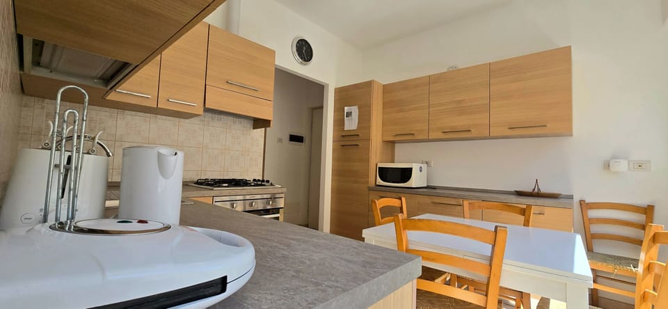 Full-size fridge, oven, stovetop, coffee/tea maker