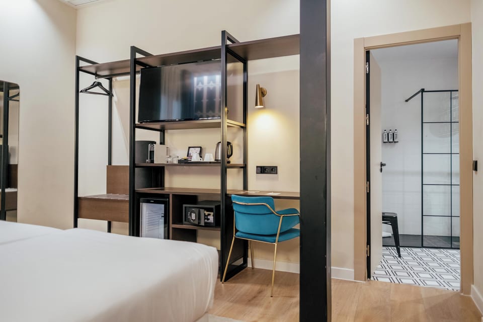 Standard Double or Twin Room | Living area | Flat-screen TV, Netflix
