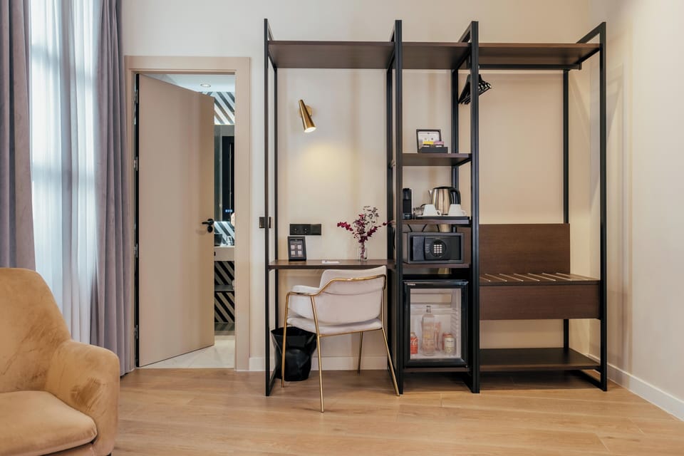 Executive Double or Twin Room | Living area | Flat-screen TV, Netflix