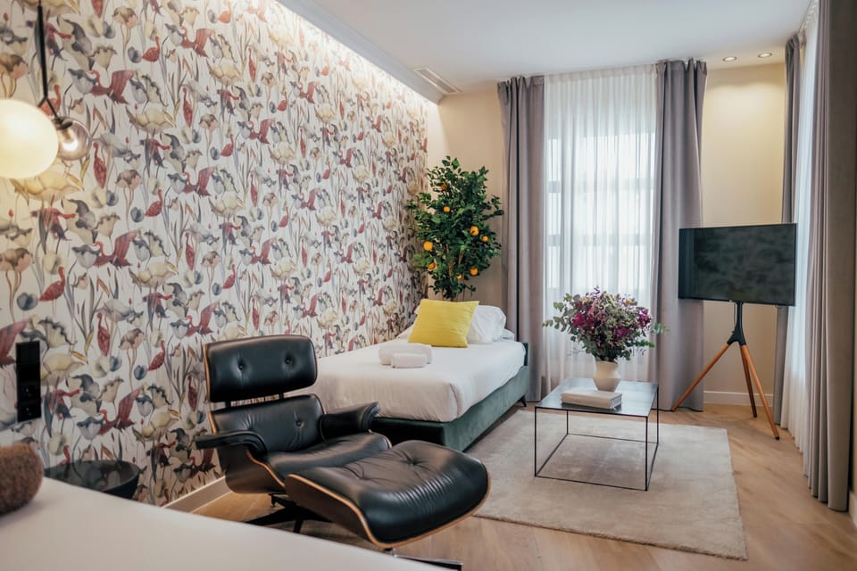 Junior Studio Suite | Living area | Flat-screen TV, Netflix