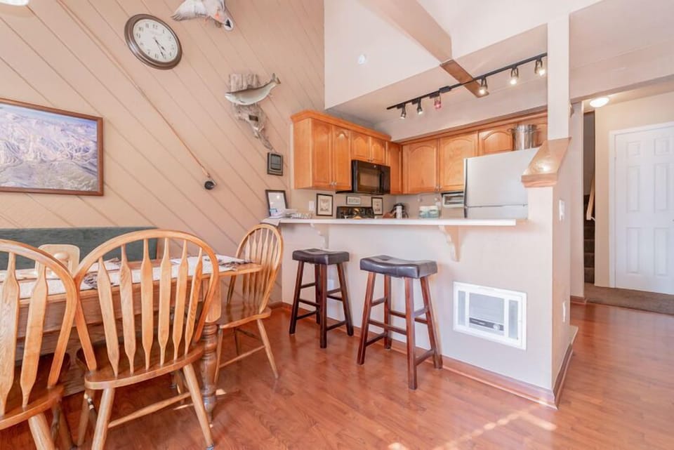 Kitchen Bar with 2 Bar Stools,  Fully Equipped Kitchen, Dining Area