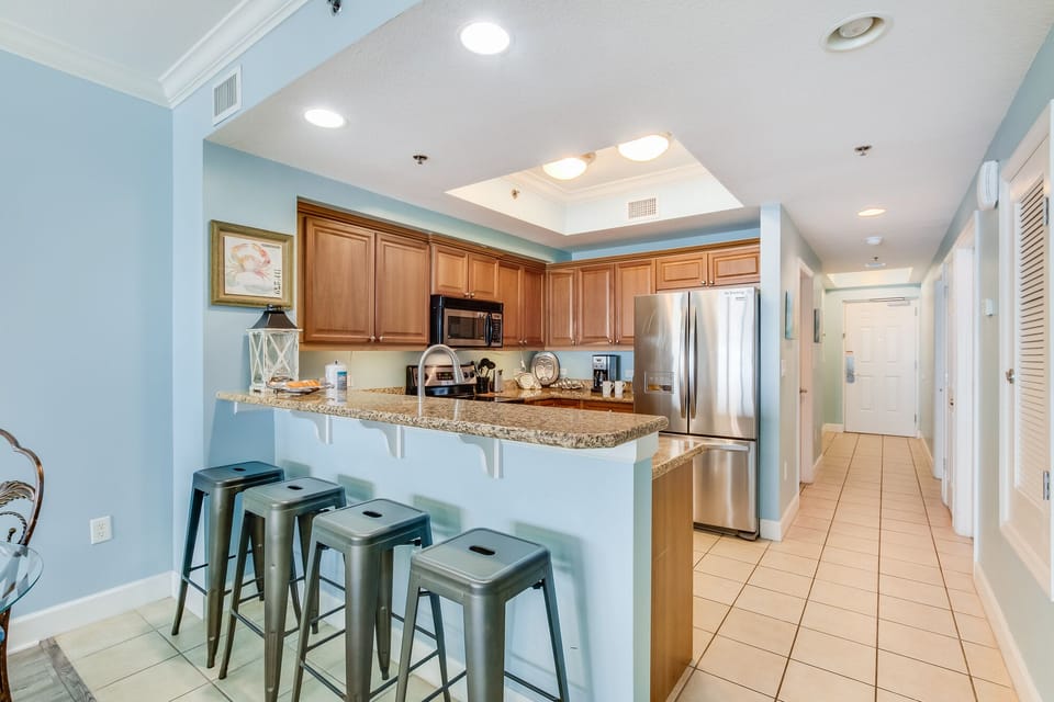 Kitchen bar with 4 stools