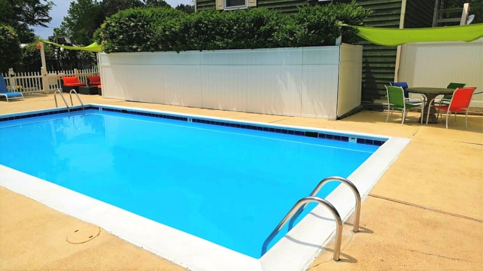 Outdoor pool, sun loungers - Anvil Campground (Williamsburg)