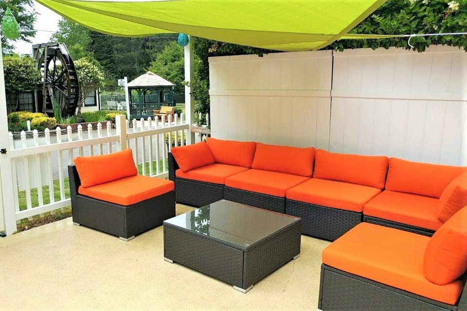 Outdoor pool, sun loungers - Anvil Campground (Williamsburg)