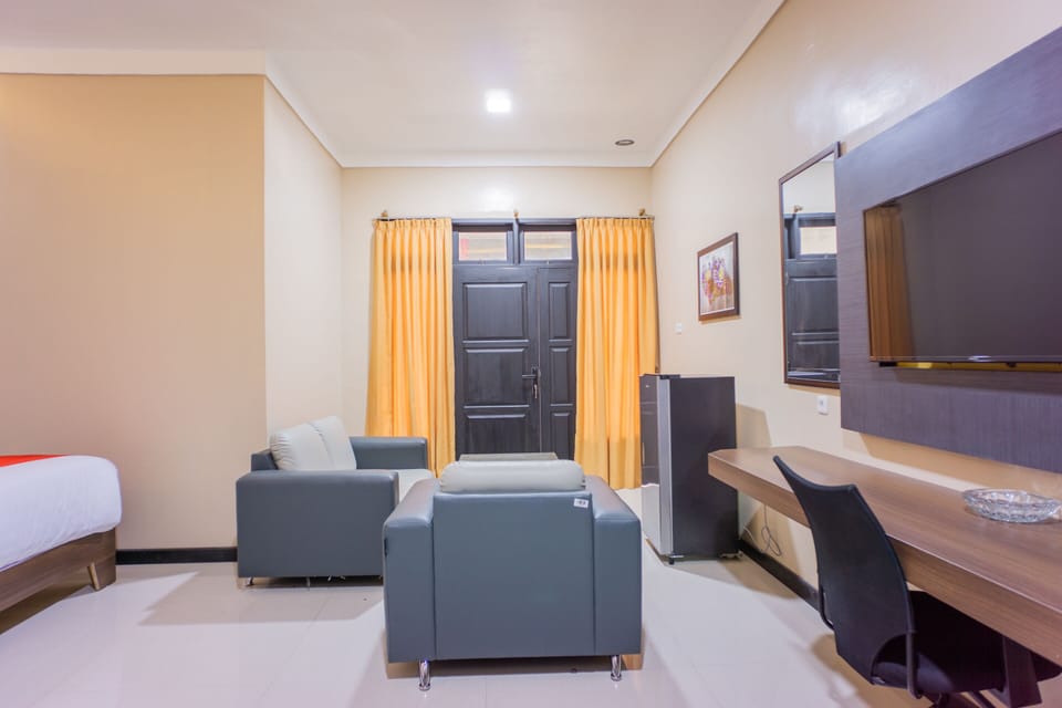 Superior Suite | Desk, WiFi (free), bed sheets