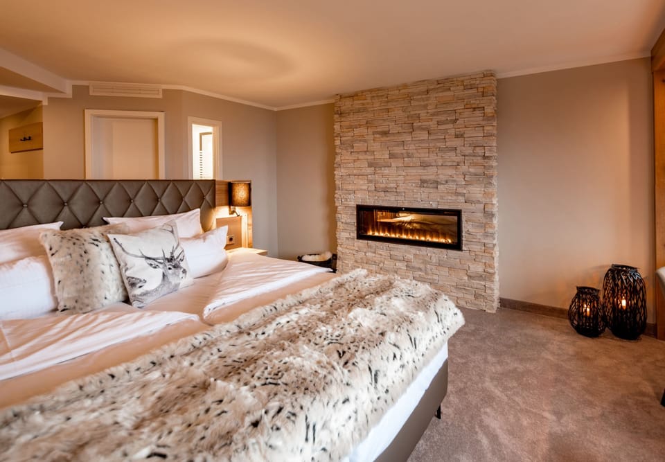 Deluxe Double Room, Valley View | Hypo-allergenic bedding, minibar, in-room safe, individually decorated