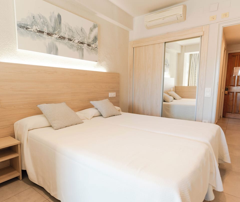 Double Room, Balcony | Minibar, in-room safe, desk, free WiFi