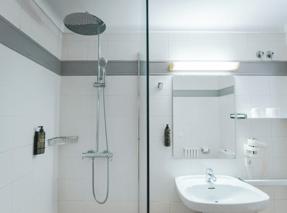 Triple Room, Balcony | Bathroom | Free toiletries, hair dryer, bidet, towels