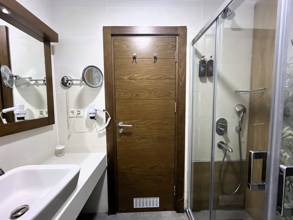 Standard Room, Sea View | Bathroom | Free toiletries, hair dryer, slippers, towels