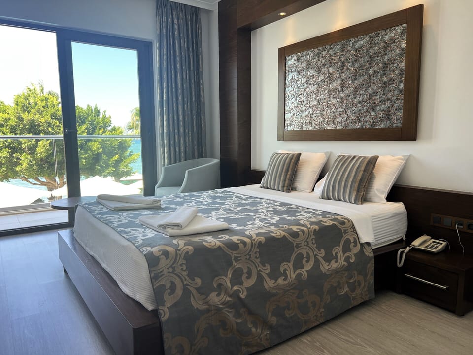 Standard Room, Sea View | Minibar, in-room safe, soundproofing, iron/ironing board (on request)