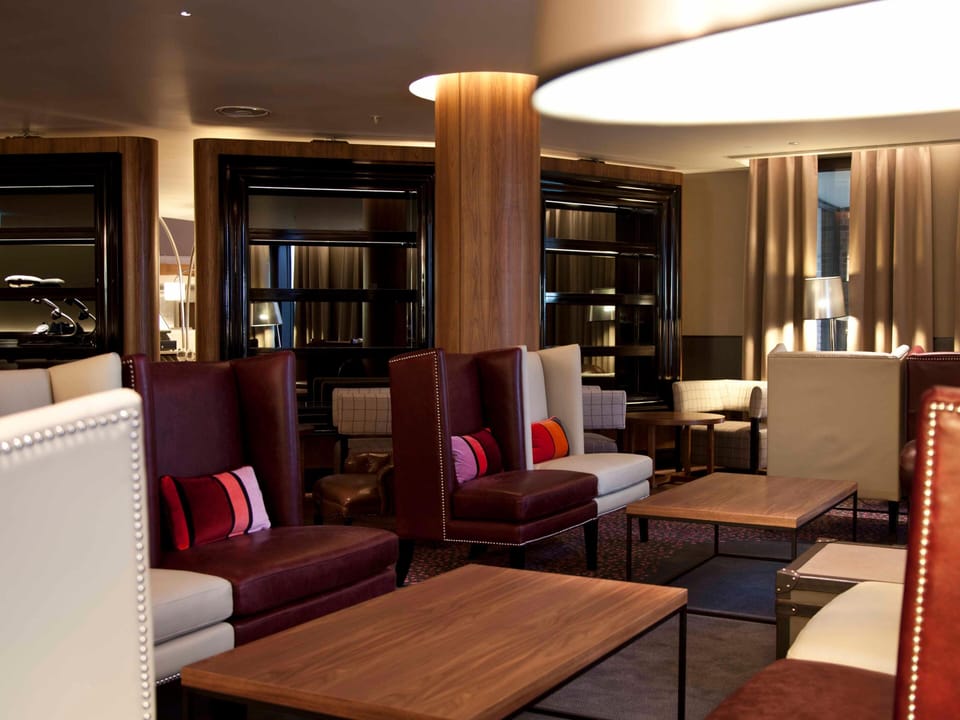 2 bars/lounges