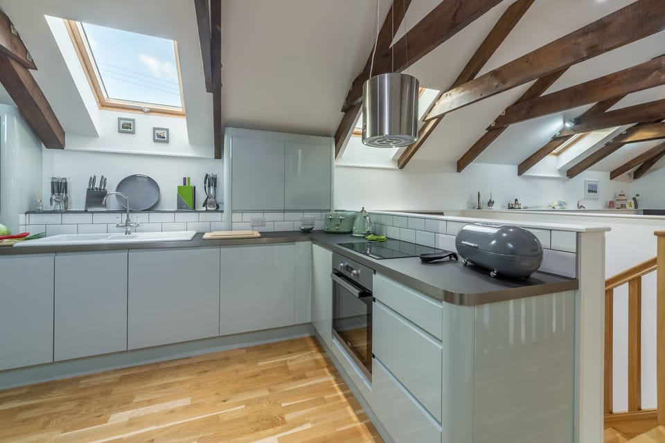 The Shires, St Agnes. First floor: Fully equipped kitchen with dishwasher and washing machine