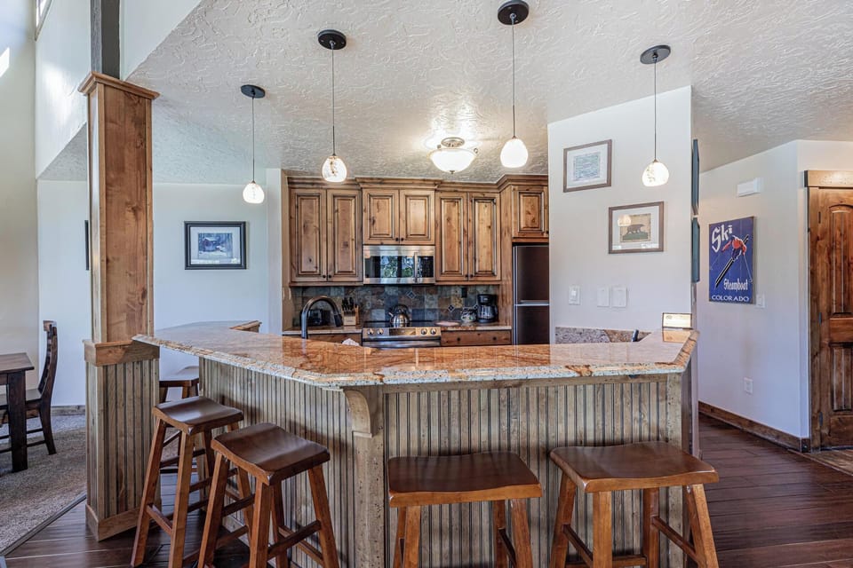 Kitchen and Breakfast Bar