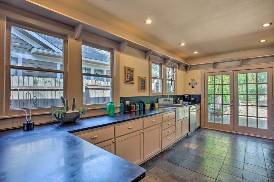 Kitchen | Cooking Basics | Coffee Maker | Breakfast Bar
