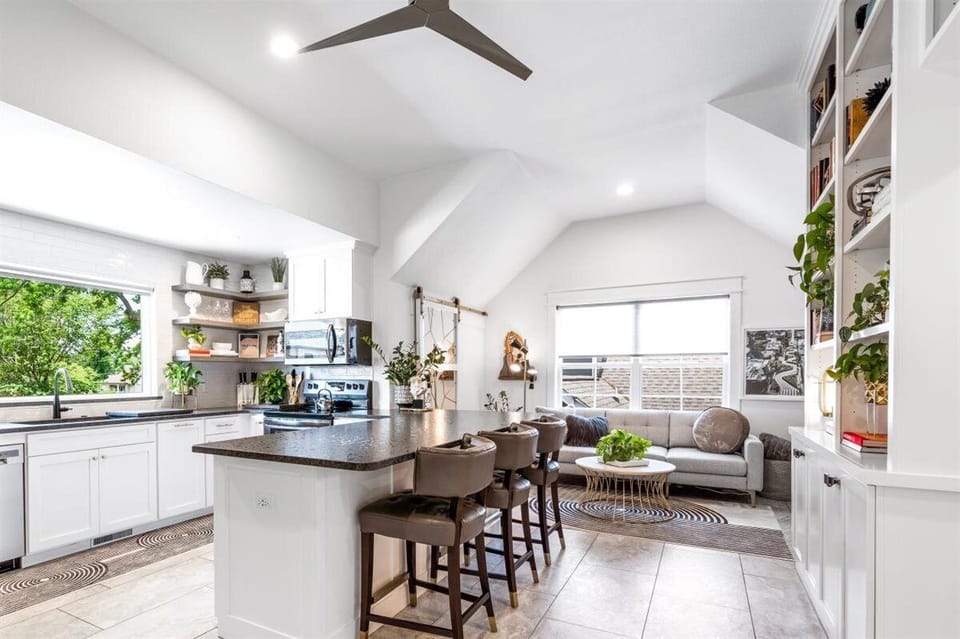 Spacious, sunlit apartment in the trees.  Beautiful Italian tile floors.