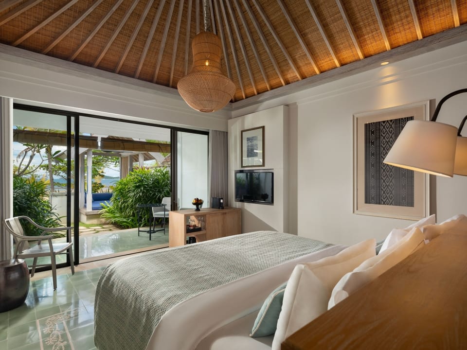 Rangko Beachfront Suite | Premium bedding, minibar, in-room safe, desk