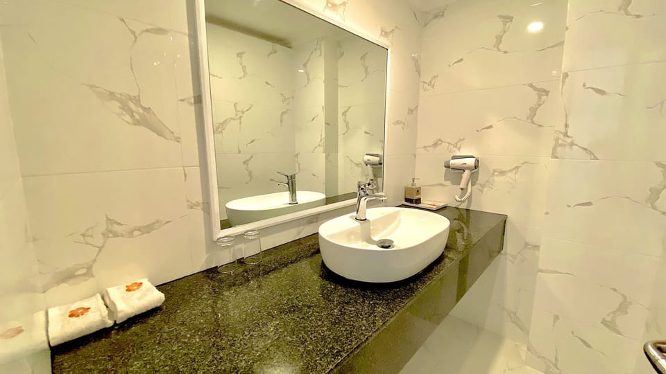 Deluxe Double Room, Balcony, Sea View | Bathroom sink