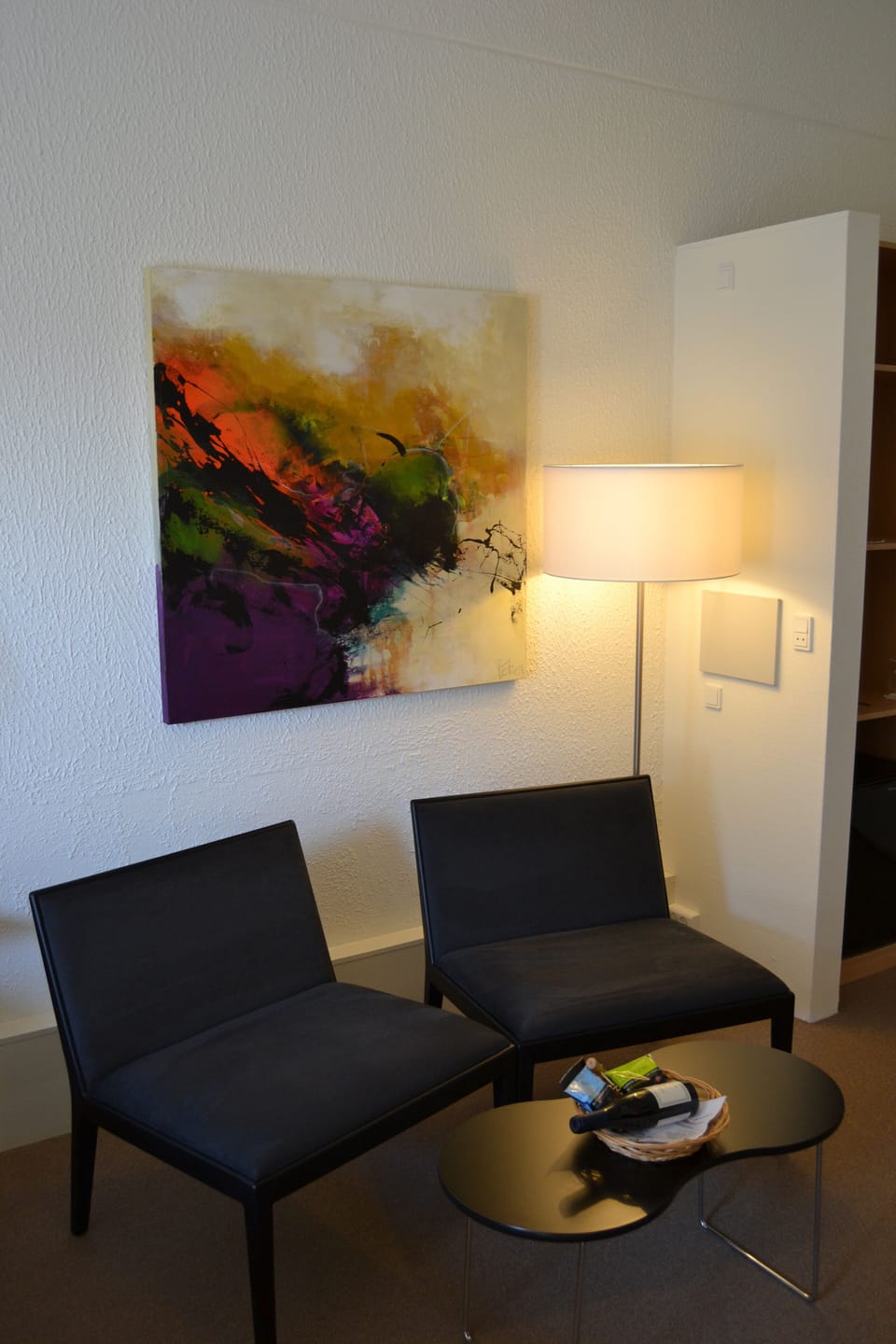 Standard Room, 1 Double Bed, Non Smoking (Walk-in Shower) | Living area | 32-inch TV with satellite channels