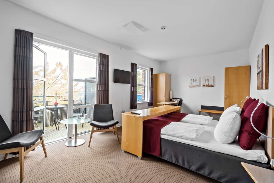 Junior Suite, 1 King Bed, Non Smoking, Jetted Tub (Living Room) | Desk, laptop workspace, cribs (surcharge), WiFi (free)