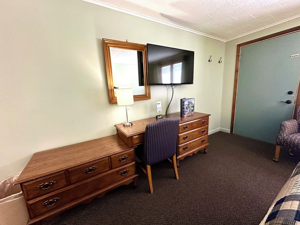 Motel - King  | Blackout drapes, iron/ironing board, cribs/infant beds, rollaway beds