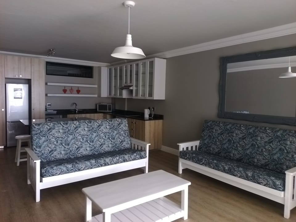 Beach Club - 3 bedroom | Living area | 32-inch TV with satellite channels