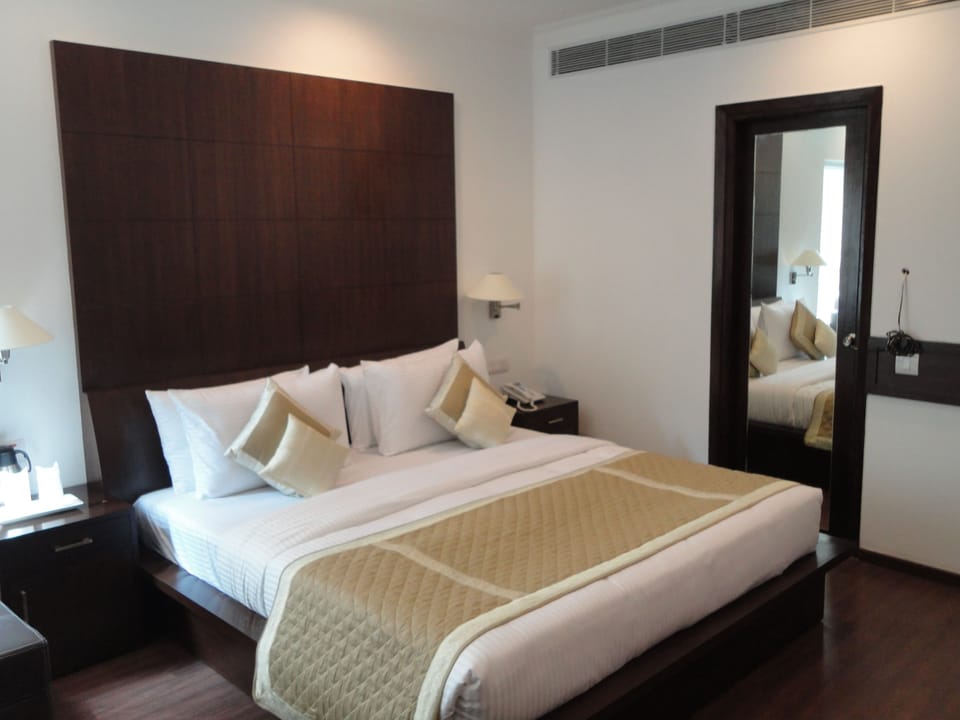 Junior Suite | Minibar, in-room safe, individually decorated, desk