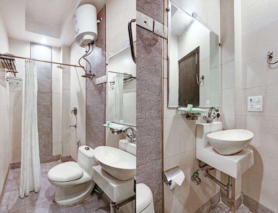 Deluxe Room | Bathroom | Shower, designer toiletries, bathrobes, towels