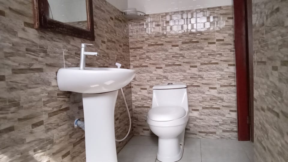 Shower, rainfall showerhead, free toiletries, slippers