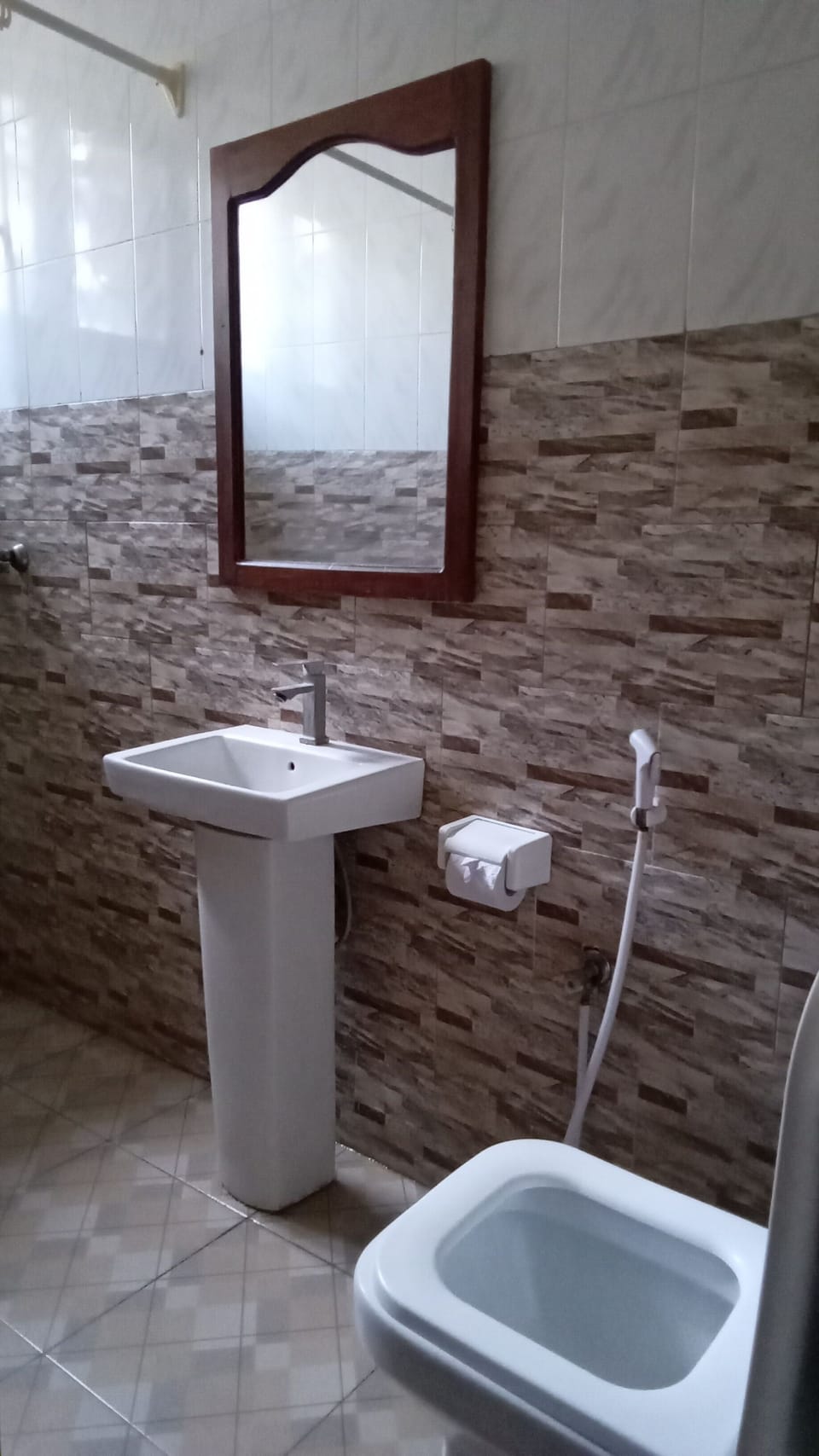 Shower, rainfall showerhead, free toiletries, slippers