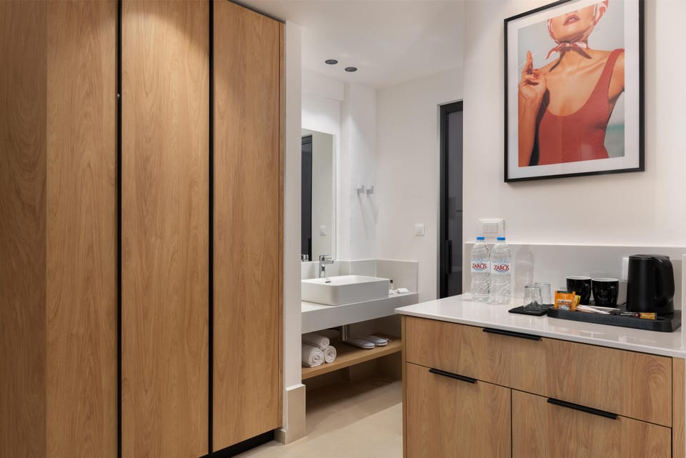 Combined shower/tub, deep soaking tub, rainfall showerhead