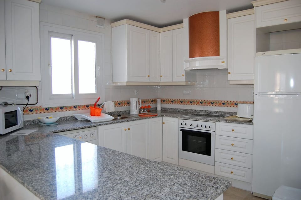Fully fitted kitchen