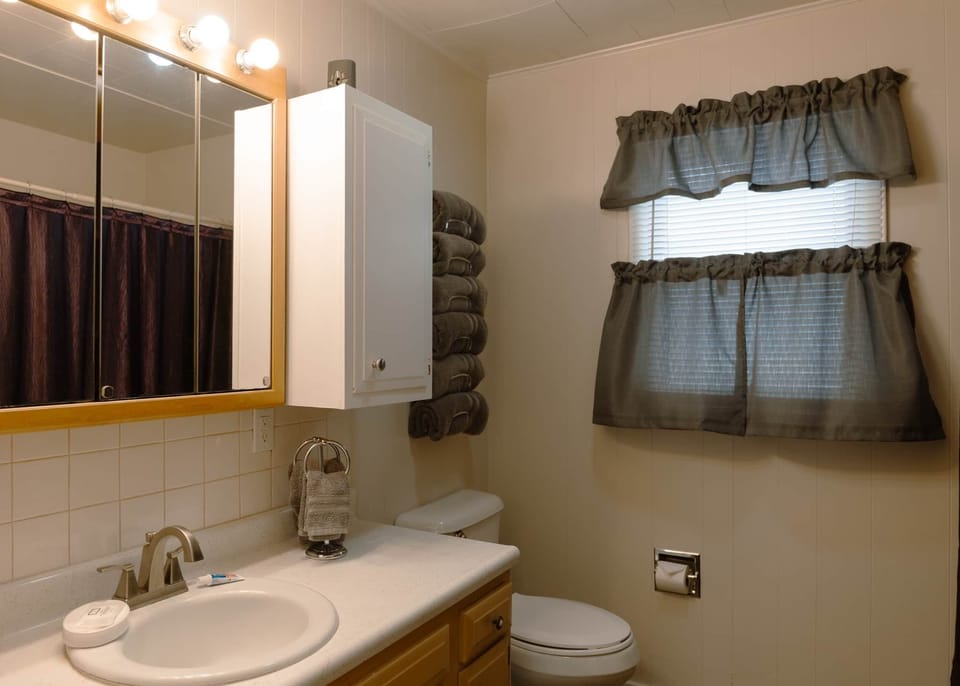 West Lodge Bathroom1