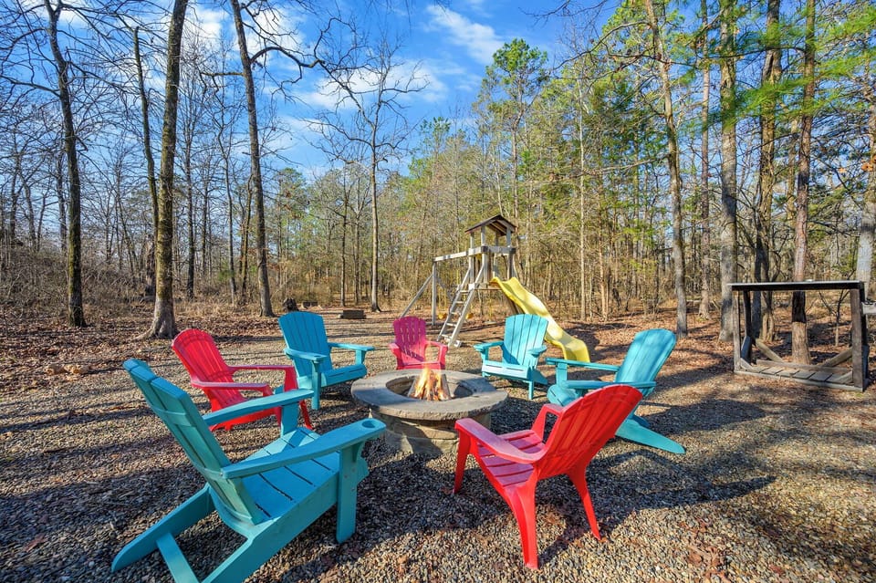 Large outdoor area. Fire pit, swing set and horse shoes 
