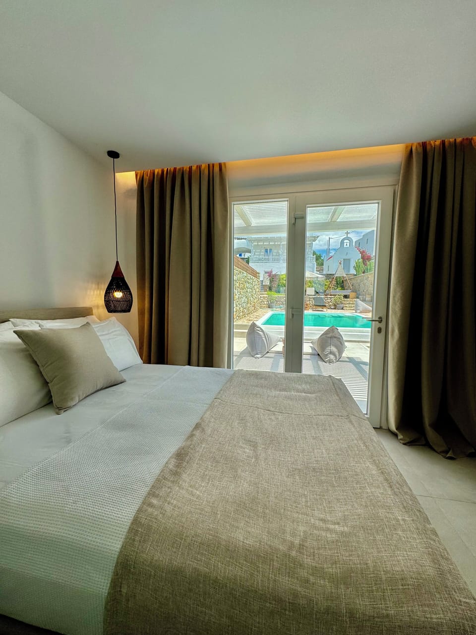 Frette Italian sheets, premium bedding, Select Comfort beds, minibar