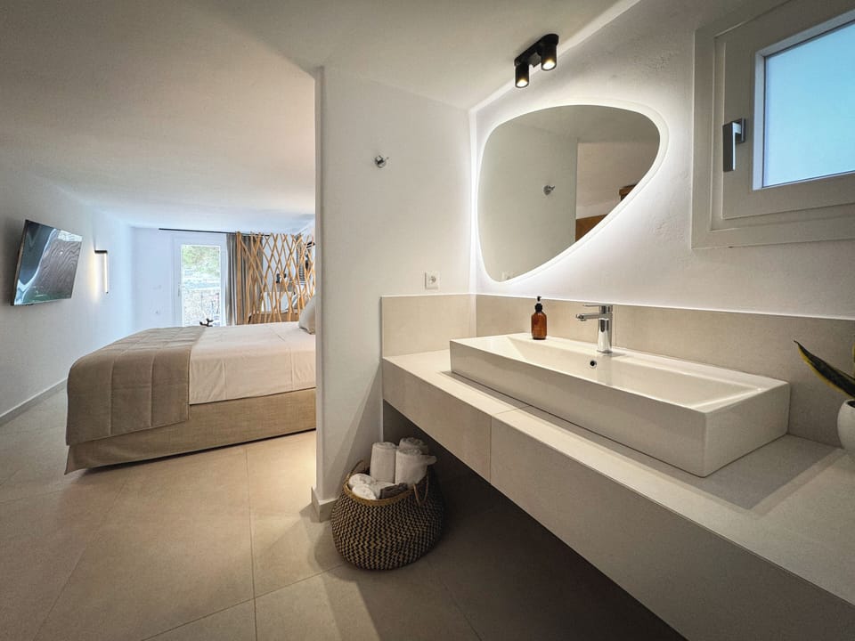 Signature Triple Room | Bathroom | Shower, rainfall showerhead, free toiletries, hair dryer