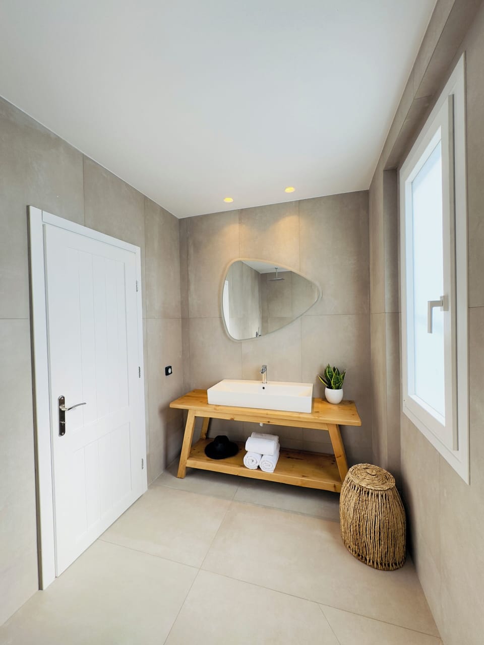 Deluxe Quadruple Room, Non Smoking, Pool View | Bathroom | Shower, rainfall showerhead, free toiletries, hair dryer