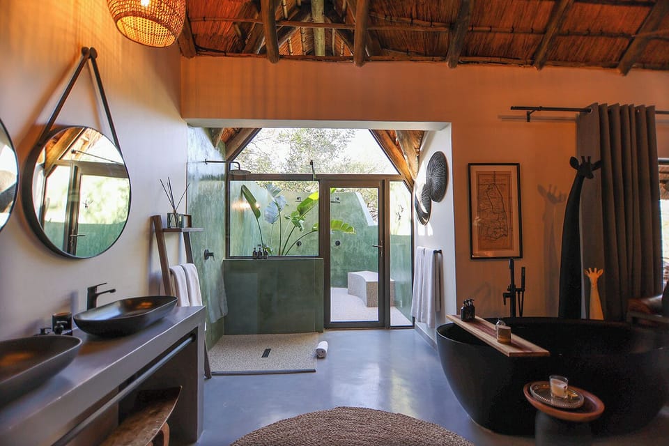 Honeymoon Suite | Bathroom | Separate tub and shower, deep soaking tub, free toiletries, hair dryer