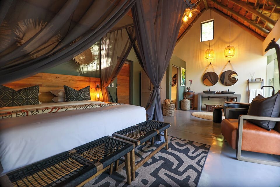 Honeymoon Suite | Premium bedding, desk, iron/ironing board (on request), WiFi (free)