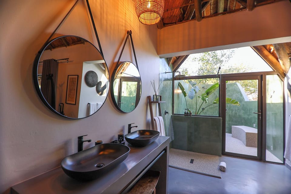Honeymoon Suite | Bathroom | Separate tub and shower, deep soaking tub, free toiletries, hair dryer