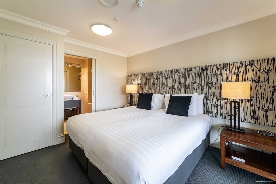 Private 2 Bedroom Deluxe Apartment | 2 bedrooms, iron/ironing board, free WiFi, bed sheets