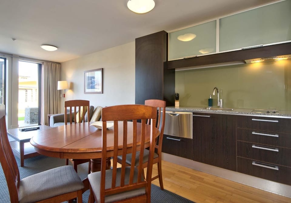 Full-size fridge, microwave, oven, stovetop