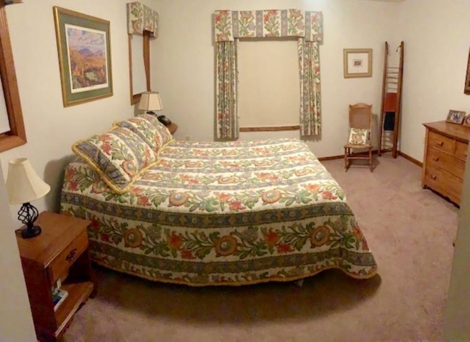 Bedroom 2 - 1 Queen Bed