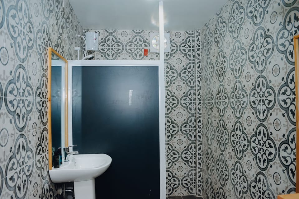 Deluxe Twin Room, Partial Sea View | Bathroom shower