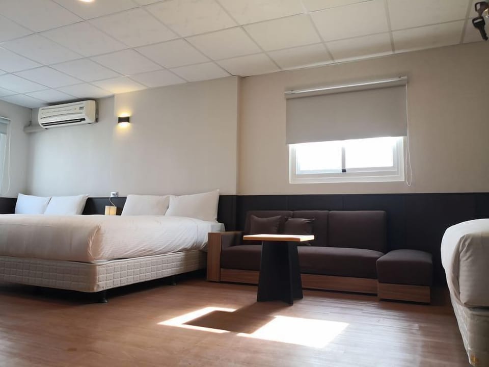 Superior Family Room | Blackout drapes, free WiFi, bed sheets