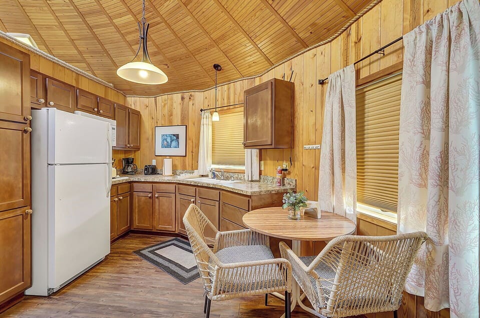 Bright and comfy dining area, well-stocked kitchen (cooking appliances)
