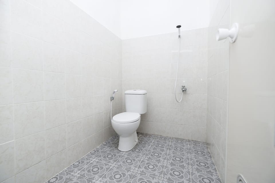 Basic Double Room | Bathroom | Shower, towels