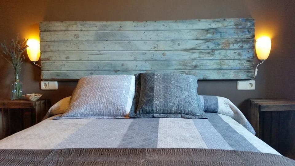 Double Room, Shared Bathroom | WiFi (free), bed sheets